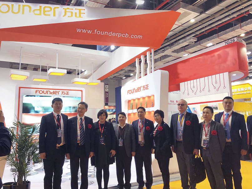 15542721501246.jpg 配圖:專家代表前來方正PCB展臺(tái)參觀.jpg